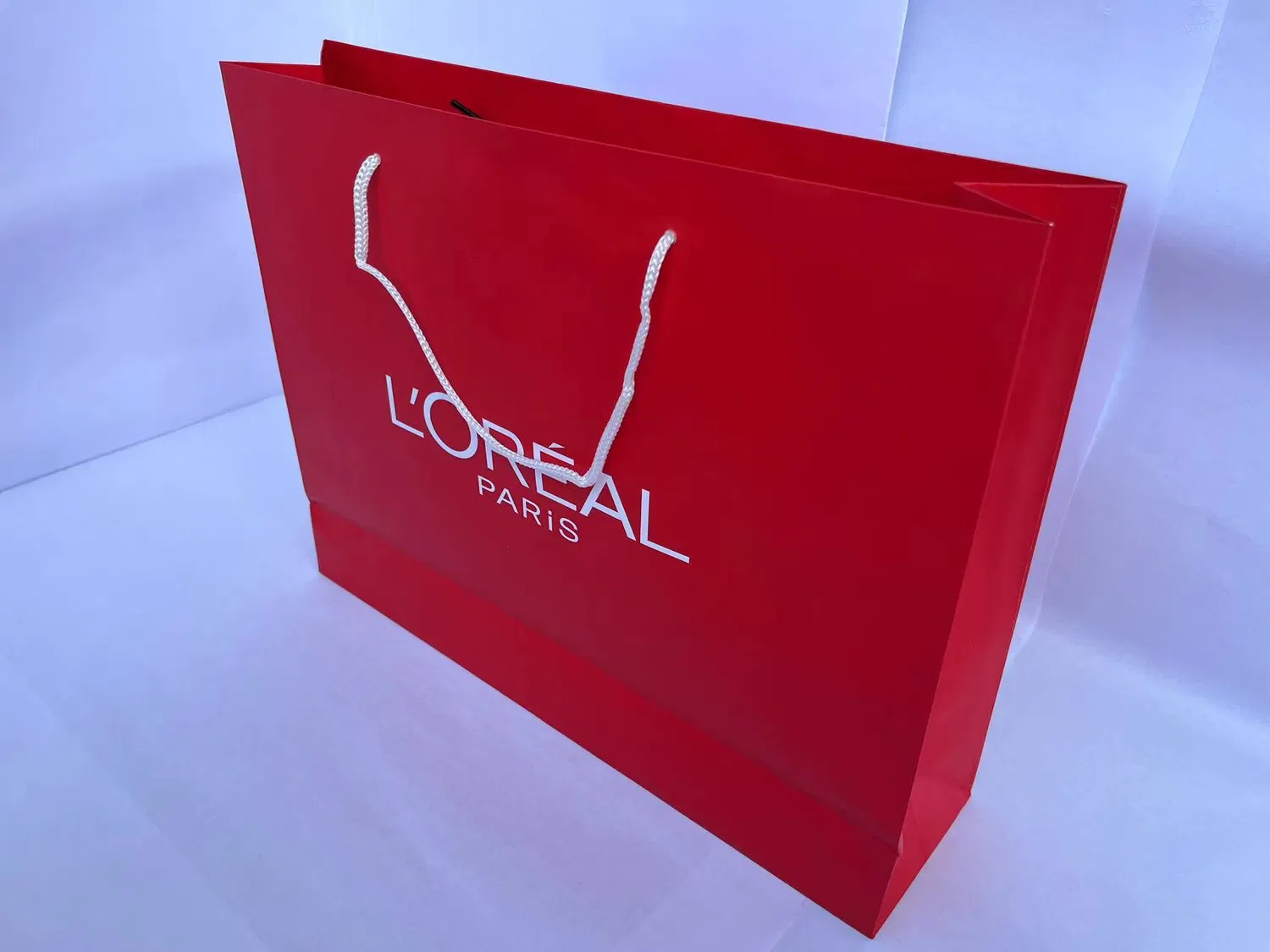 Bedruckte Luxus-Einkaufsgeschenktüte aus weißem, kunstgestrichenem FSC-Papier