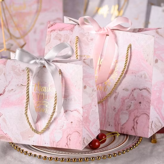 China Factory Großhandel, luxuriöse, hochwertige, maßgeschneiderte PP-Griff-Papier-Einkaufsverpackung, Einkaufs-Geschenktüten mit geschlossenem Kleidersack mit Band